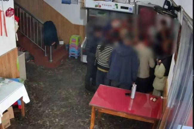 一家烧烤店里开设赌博窝点